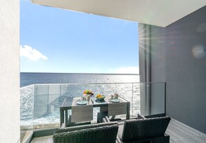 Furnished balcony with direct sea view