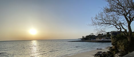 La plage en bas du jardin, accessible directement