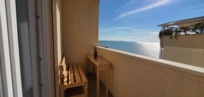 Main balcony, with local artisanal wood table and bench. That’s crazy view… ❤️