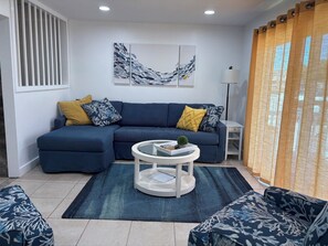 Living Room (photos updated 04/25)