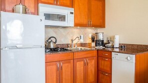 la-cabana-beach-resort-1bed-kitchen.jpg