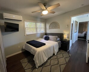 Queen bed bedroom