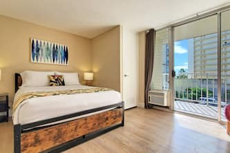 1 Bedroom Apt. w/Kitchen 2 mins to Waikiki Beach and Honolulu Zoo - Sleeps 4