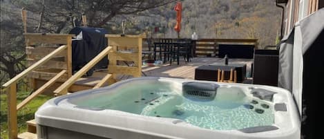 Luxuriously powerful mountain view hot tub 