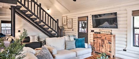 Sulphur Springs Vacation Rental | 2BR | 2.5BA | Step-Free Access | 1,650 Sq Ft