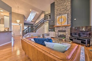 Living Room | 1st Floor | Free WiFi | Smart TV | Gas Fireplace