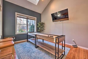 Game Room | 1st Floor | Smart TV
