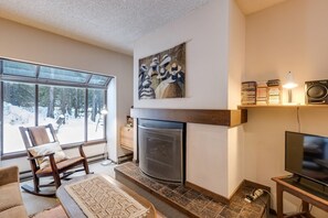 Indoors, Screen, Furniture, Living Room, TV