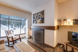 Indoors, Screen, Furniture, Living Room, TV