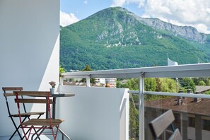 Passez des moments privilégiés dans notre logement, avec son balcon privé aménagé, l'endroit idéal pour se détendre ou profiter de l'extérieur