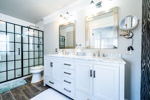 Master bathroom w/ double sink vanity and multi-sprayer shower system