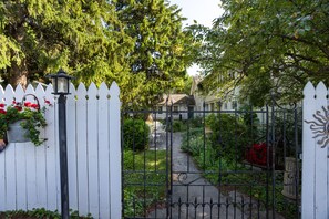 Path to the side entry of house