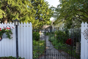 Path to the side entry of house