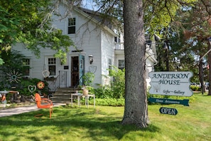 Front view of Anderson House Shop & Gallery