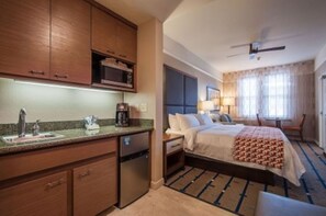 A beatuiful kitchenette and 2nd table.