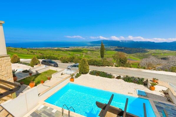 With stunning Views over Chrysochous Bay