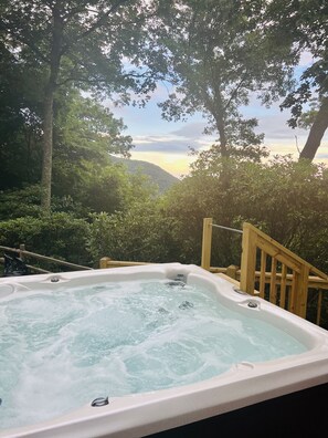 BRAND NEW HOT TUB with Mtn View
