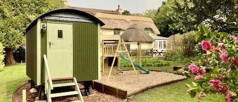 Beck Cottage with Shepherds Hut