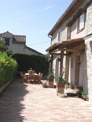 Vue extérieure du bâtiment. Terrasse de la propriété