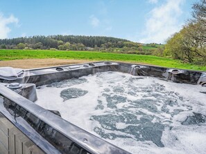 Hot tub | Cefn Gelli, Gelli, near Narberth