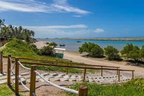 Vista para praia/oceano