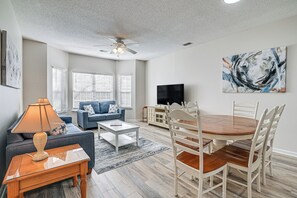 Living Room | Free WiFi (100 Mbps) | Golf Course Views
