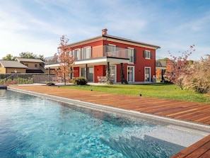 Private Pool and Garden of the Golf Villa