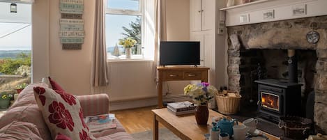 The bright and sunny lounge at Arallt Holiday Cottage on the Llŷn Peninsula 