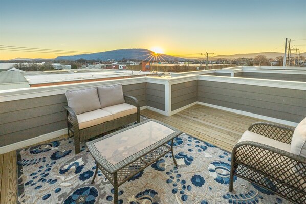 balcony with outdoor seating - 4th floor view of lookout mountain