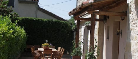 Vue extérieure du bâtiment. Terrasse