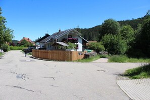 Direkte Umgebung des Objekts. Voll umzäunt, mit Spielhaus, Fußballtor, Gartenmöbeln und Holzkohlegrill