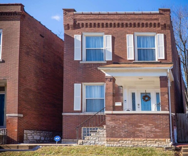 Welcome to your home away from home in St. Louis!