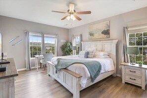 The Lake Room - Spacious Master Bedroom