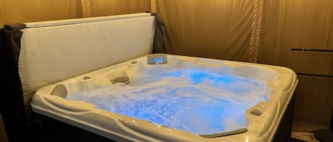 7 Person Hot tub to enjoy