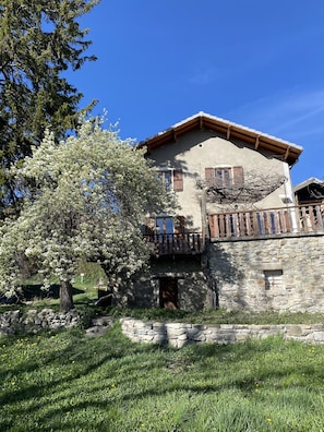 La maison vue du jardin