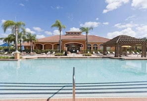 Spacious Resort pool