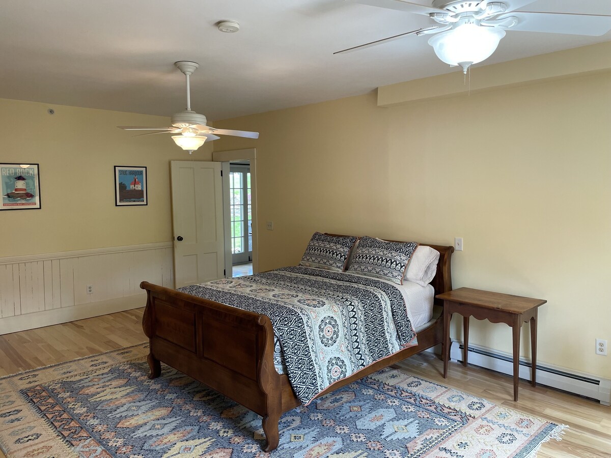 NE Farm House w/en suite bathrooms – 4 mins from Harbor/7 mins to Mountain!
