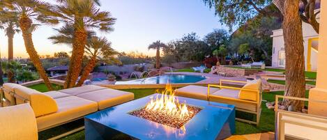 Firepit area w/ beautiful sunset & mountain views