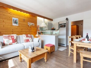 Tabelle, Möbel, Eigentum, Couch, Komfort, Holz, Orange, Interior Design, Beleuchtung, Flooring