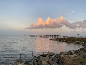 400 private pier drops down to 18 above the water for the last 30 feet for boats