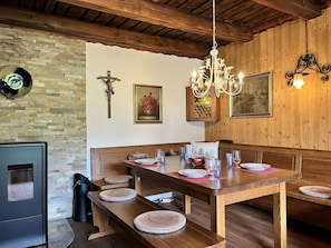 Table, Picture Frame, Property, Furniture, Wood, Lighting, Interior Design, Living Room, Floor, Building