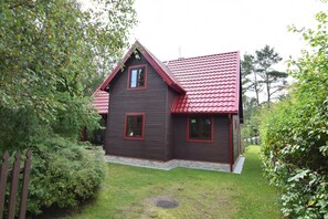 Stugans exteriör [sommar]
