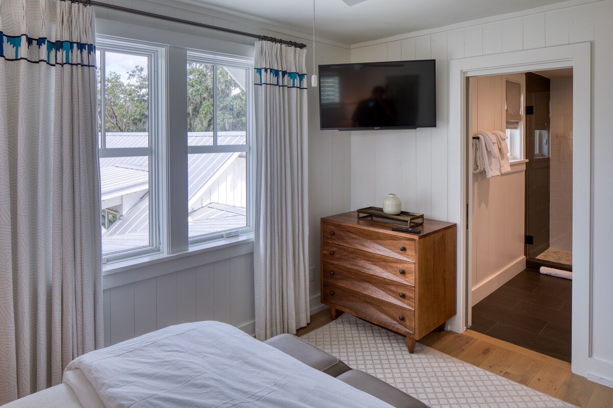 Lowcountry Cottage – A Hidden Gem in Moreland Village!