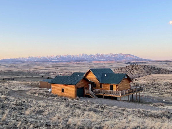 Wheatgrass Guest Cabin offers expansive 360 views