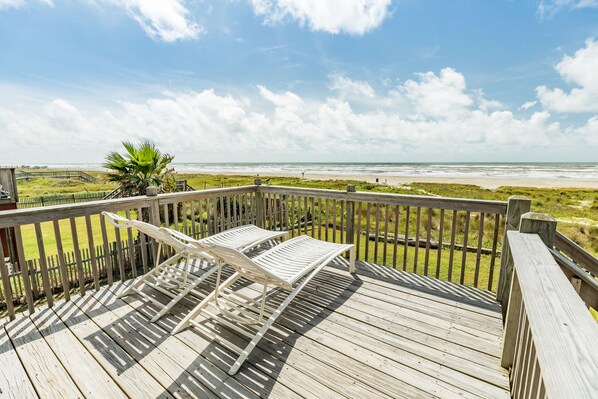 Lounge beachfront on the uncovered deck