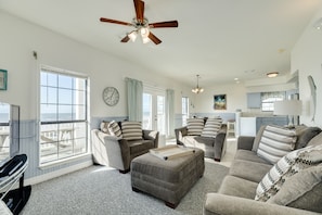 Comfy living room seating, great Gulf views