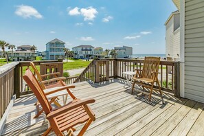 Great conversation spot with long Gulf view