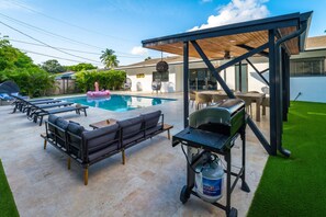 Cozy dinning area with BBQ: