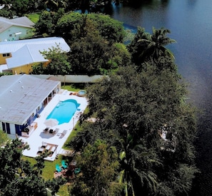 Lakefront view, amazing pool and hot tub 