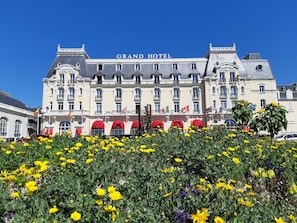 Grand Hôtel de Cabourg (où a séjourné Marcel Proust) (face à la résidence)